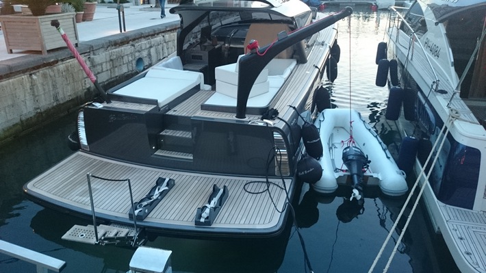 Removable and Portable carbon davit to lift tender on yacht